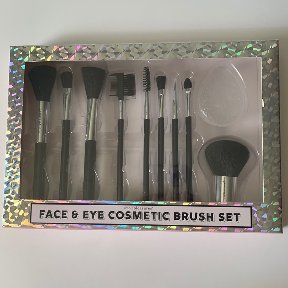 SIMPLE PLEASURES FACE & EYE COSMETIC BRUSH SET